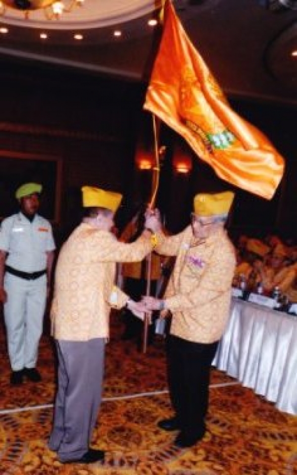 Penyerahan Panji-Panji Tanda Legitimasi Kepemimpinan