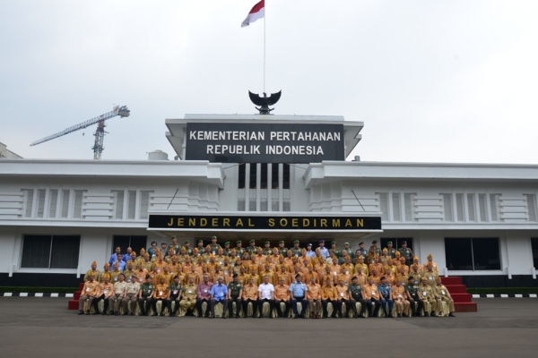 SARESEHAN KE-VETERANAN  di Aula Bhineka Tunggal Ika Gedung Kementerian Pertahanan RI pada tanggal 9 Juni 2015 dengan peserta para Ketua DPD-LVRI se Indonesia serta beberapa peninjau       