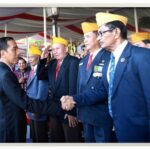 PRESIDEN REPUBLIK INDONESIA BAPAK JOKO WIDODO BERJABAT TANGAN DENGAN PARA VETERAN RI