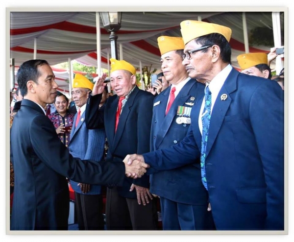 PRESIDEN REPUBLIK INDONESIA BAPAK JOKO WIDODO BERJABAT TANGAN DENGAN PARA VETERAN RI
