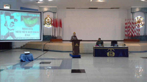 WAKETUM I DPP-LVRI & KADEP KEJUANGAN DIDEPAN 94ORANG KADET BESERTA PENGASUH DI AULA AKADEMI ANGKATAN LAUT SURABAYA 27 NOPEMBER 2014